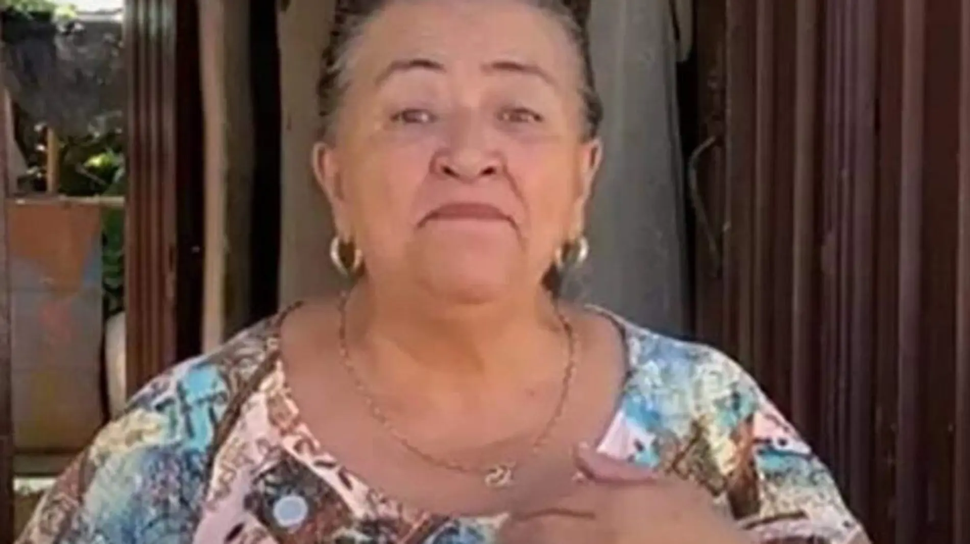 Mujer dice vender chismes de sus vecinos 